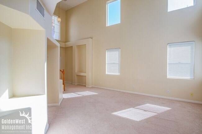 Foto del edificio - Stunning 3Bdm 2.5Ba Two-Story Home in Peccole Ranch!