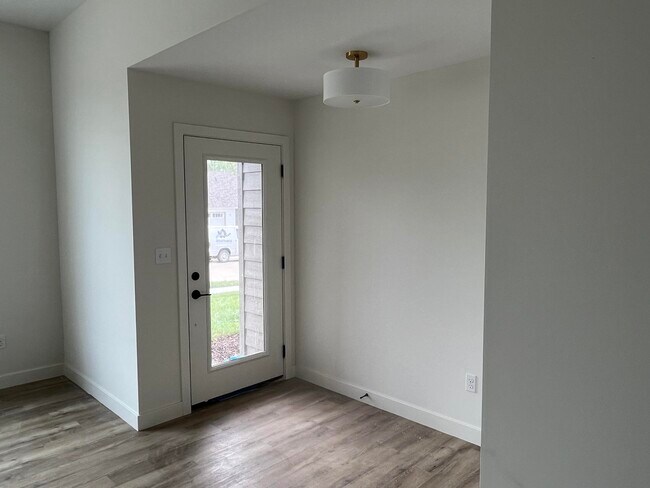 Building Photo - 205 N Luna Ln