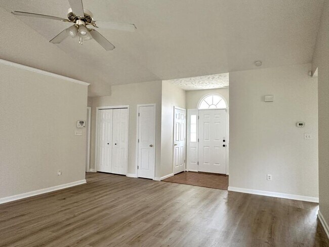 Foto del edificio - 2517 Forest Lodge Dr