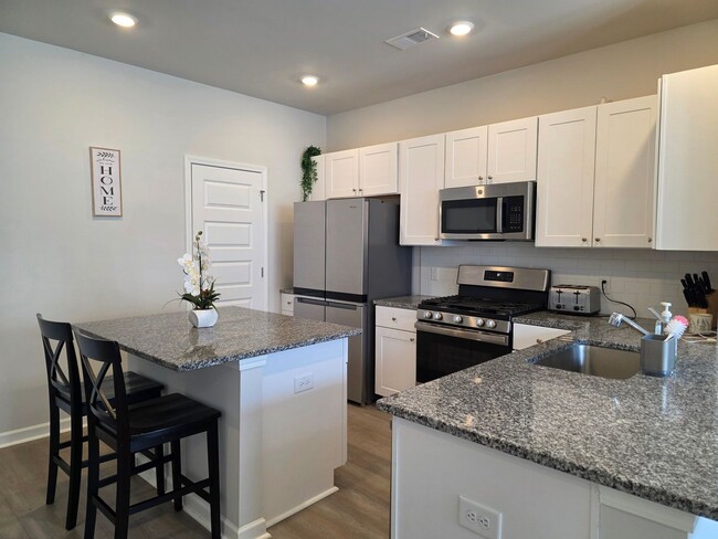 Foto del edificio - New Build 3 Bed/ 2.5 Bath Townhome Off Cen...