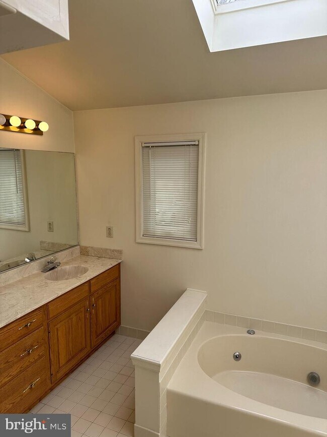 Building Photo - 864 Jefferson Way