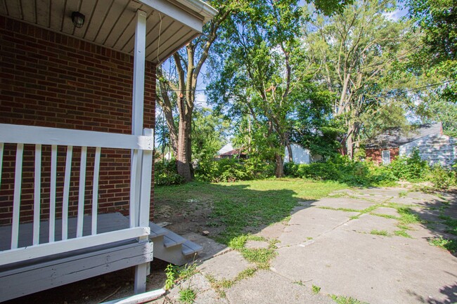 Building Photo - 3 bedroom renovated colonial