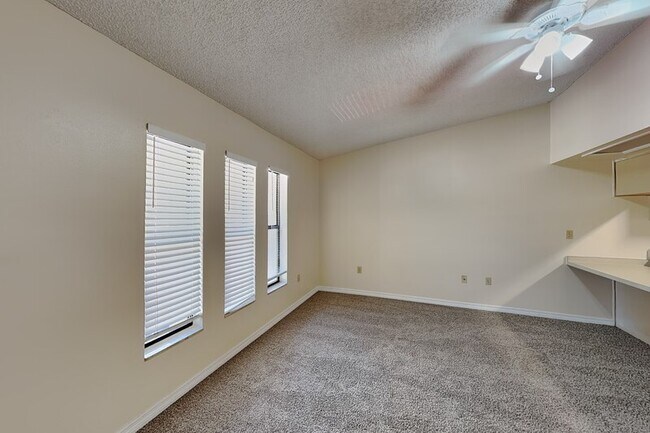 Foto del edificio - 32715 Blossom Ln