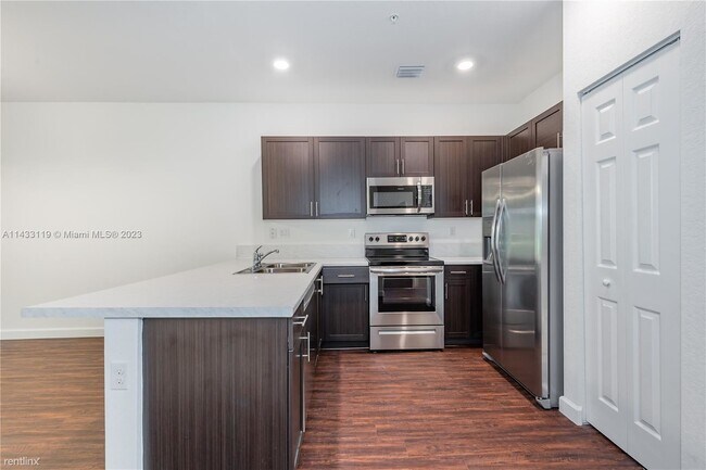 Foto del edificio - 3 br, 2.5 bath Townhome - 176 SW 185th Way