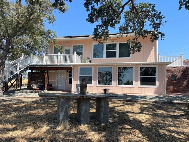 Foto del edificio - Charming Custom 2-bedroom 2-story home