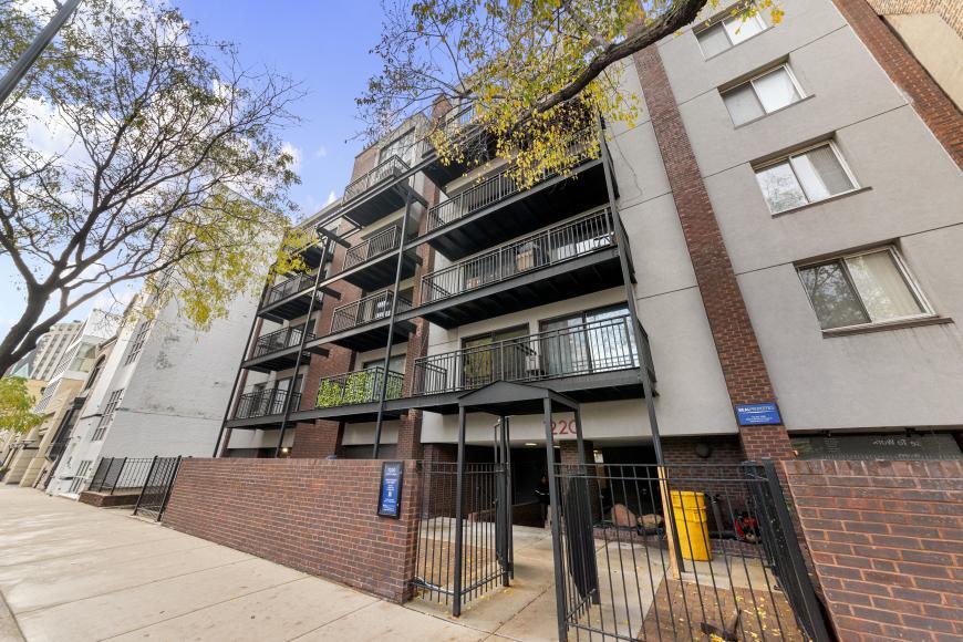Foto principal - 0 bedroom in Chicago IL 60610