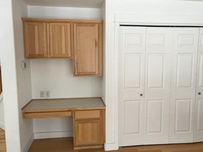 Building Photo - 3 Bedroom 2.5 Bathroom