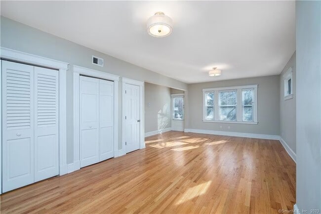 Building Photo - 117 Sigourney St