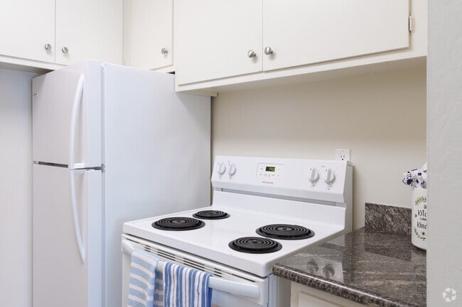 1BR, 1BA - 640SF - Kitchen - Jackson Lake Apartments