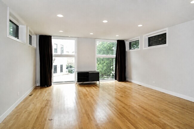 Foto del edificio - 813 N May St