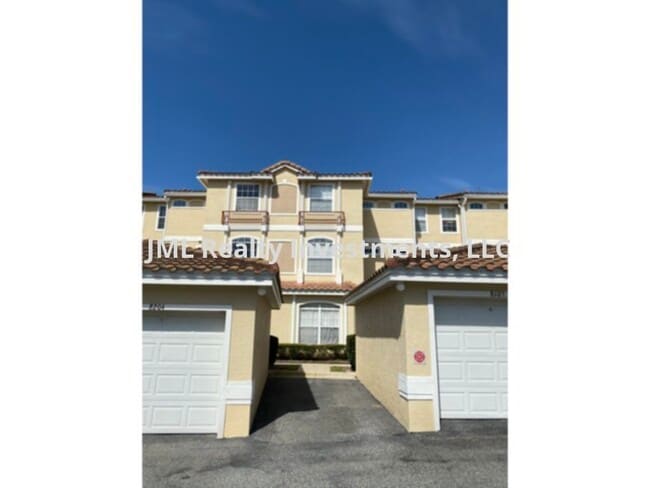 Foto del edificio - 3 bedroom 2.5 bath 2 story Luxury Condo wi...