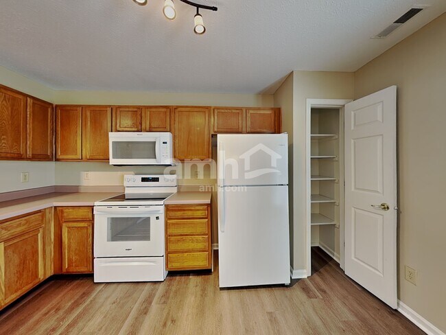 Foto del edificio - 5943 King Lear Dr