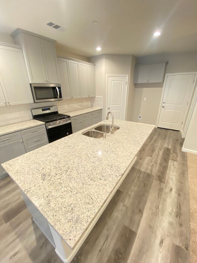 Foto del edificio - Modern 4-Bedroom Home in Northeast Bakersf...