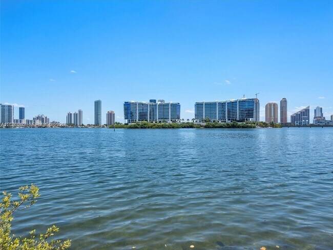 Foto del edificio - 3215 NE 184th St
