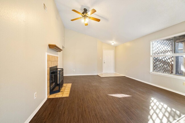 Building Photo - 3 Bedroom, 2 Bath, Single Story Home in Mi...