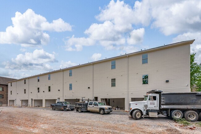 Building Photo - 1468 Paul W Bryant Dr