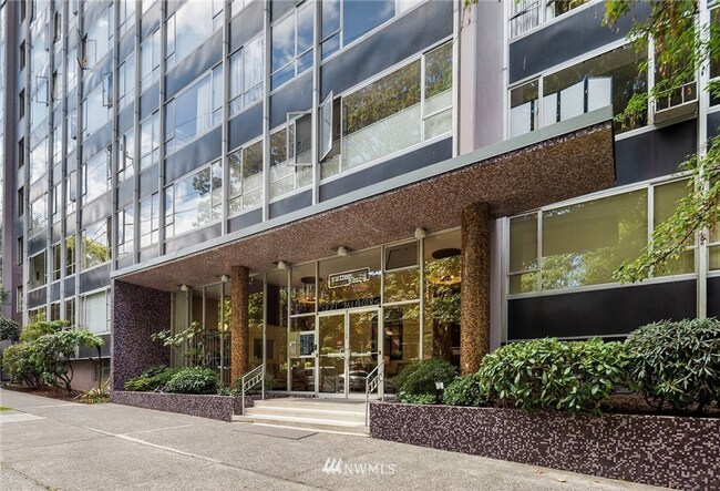 Foto del edificio - Light & bright view 1 bed 1 bath condo First Hill