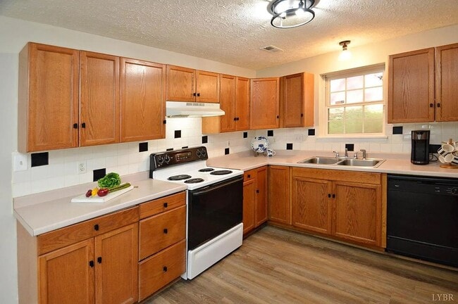 Kitchen - 4204 Tremont St