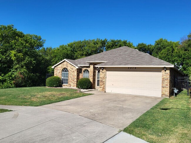 Foto del edificio - 3519 Daisy Ln