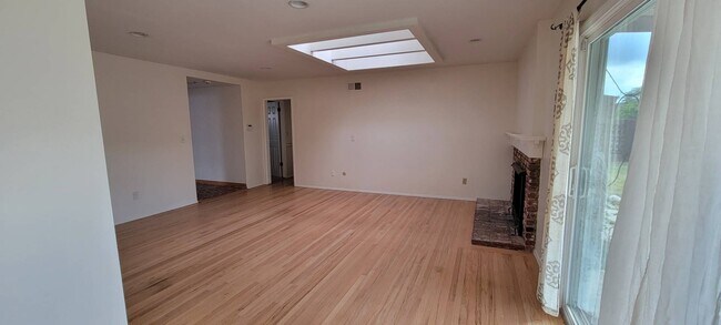 Building Photo - Lovely 4 Bedroom home in UTC  with large b...