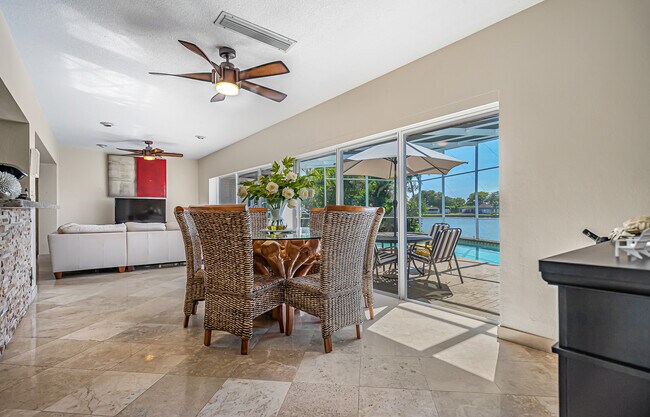 Foto del edificio - 6011 Orchard Tree Ln