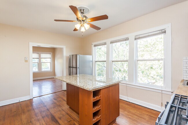 Foto del edificio - 2459 N Ashland Ave