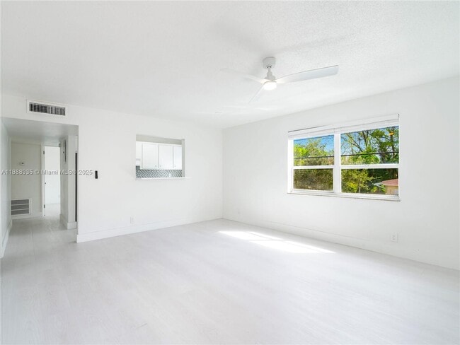 Building Photo - 2025 Miami Rd