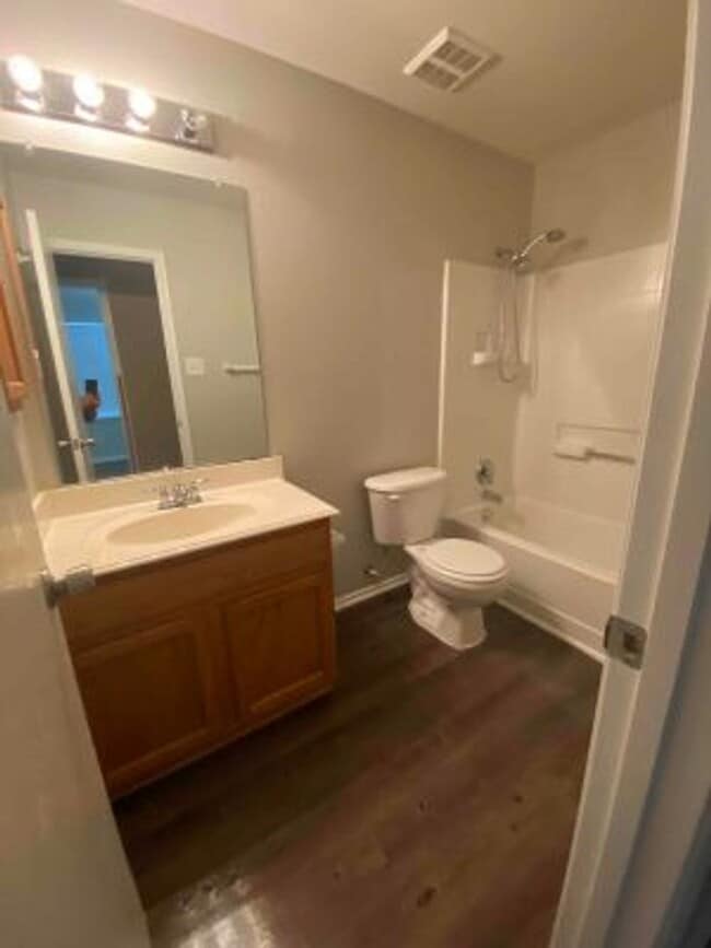 Building Photo - New flooring, ready to rent!