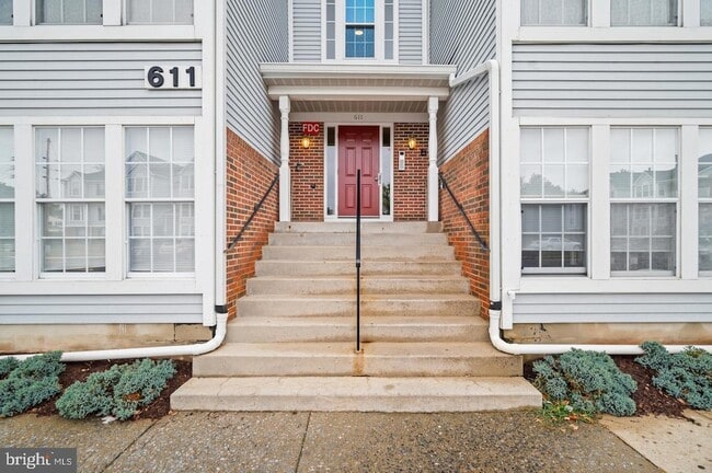 Building Photo - 611 Himes Ave