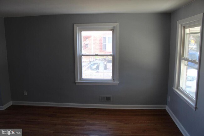 Building Photo - 4814 Kenwood Ave