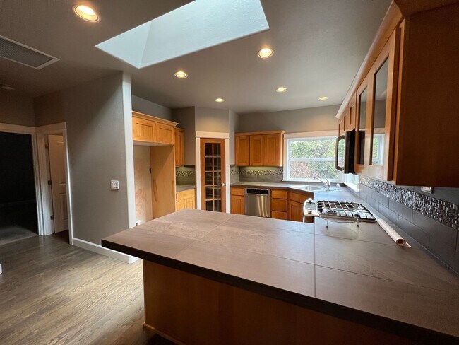 Foto del edificio - Spacious home with a large bonus room!  We...