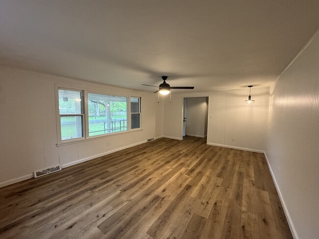 Building Photo - 1110 E Pin Oak Dr