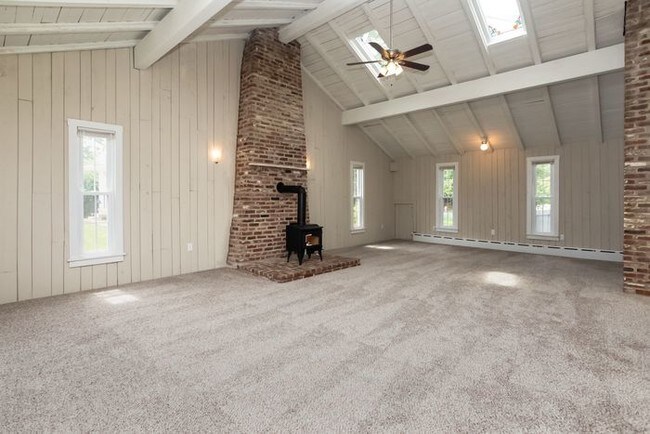 Building Photo - Completely renovated home in Berlin!