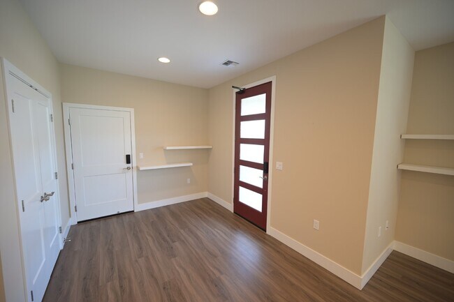Building Photo - Very nice no-step entry, 2 bed, 2 bath, 1 ...