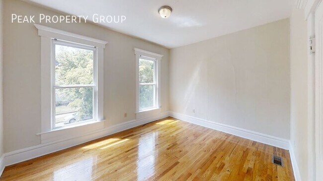 Foto del edificio - 180-182 W. 8th Avenue-182 W. 8th Avenue