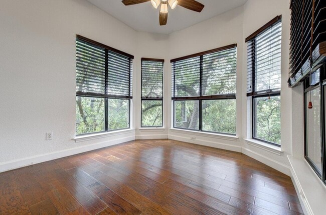 Foto del edificio - 4711 Spicewood Springs Rd