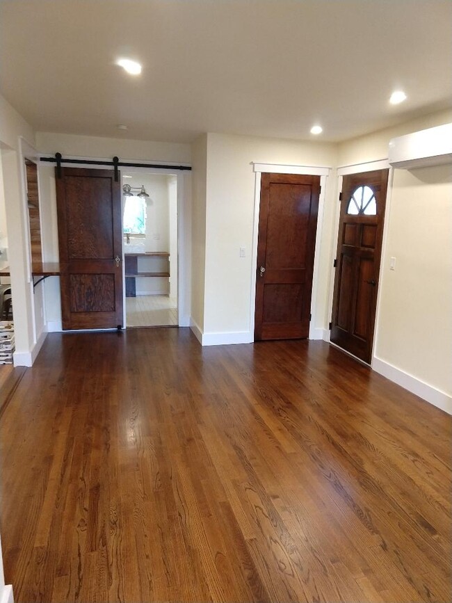 Building Photo - 5 Warren St