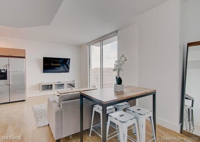 Building Photo - 1 br, 1 bath  - 3180 Coral Way Apt 807