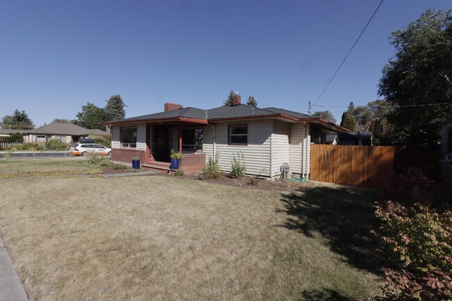 Building Photo - Charming 2 Bed / 1 Bath Home in Redmond!