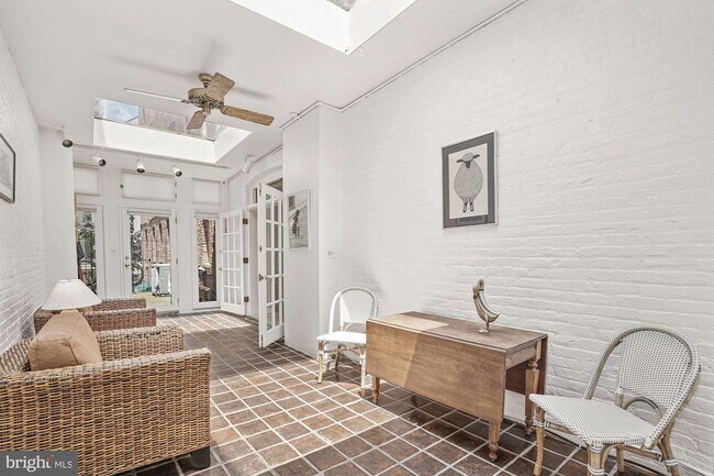 Foto del edificio - 2231 Bancroft Pl NW