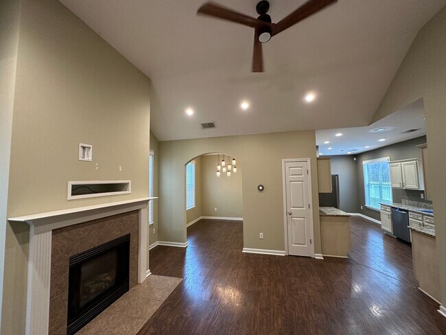 Foto del edificio - Updated 3 bd 2 bath with large fenced yard.  Pets are allowed!