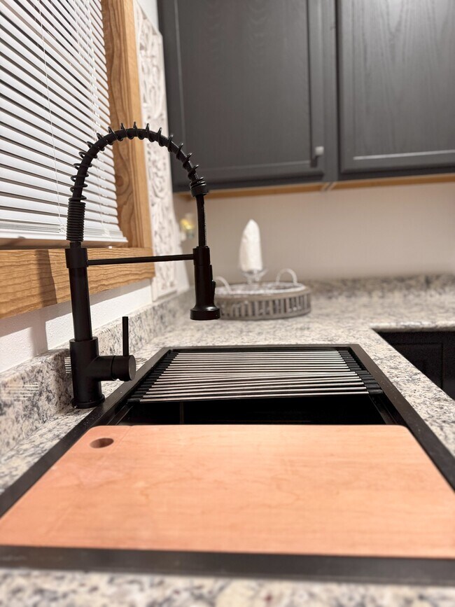 Foto del edificio - 303 S Cable Rd