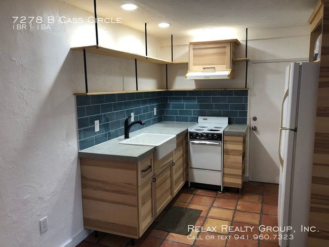 Building Photo - Affordable Guest House in Gulf Gate for rent