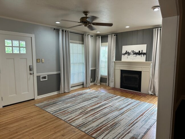 Entry Living Area - 4624 Calmont Ave