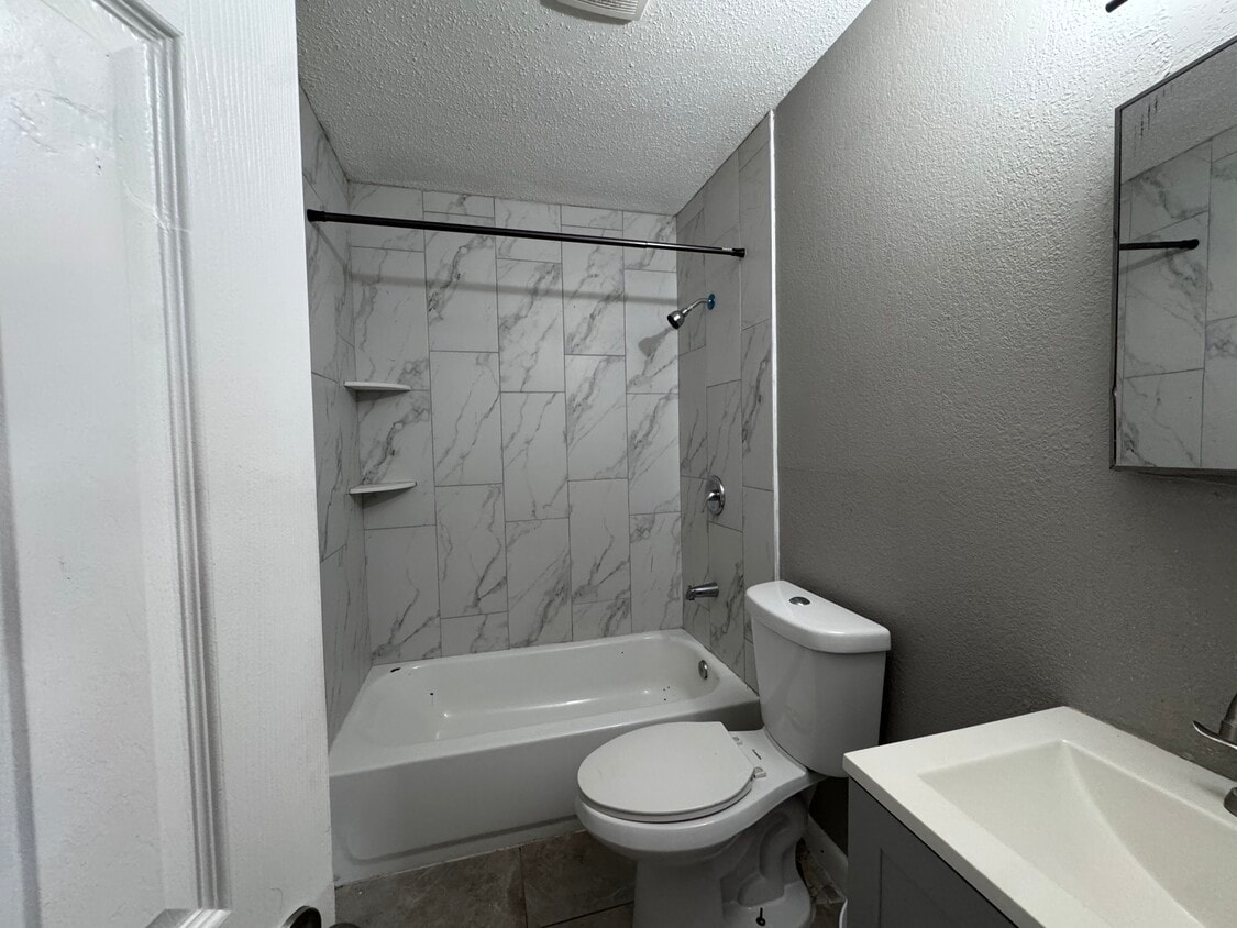 Building Photo - 1305 W 48th St