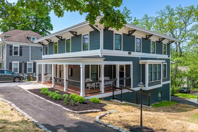 Building Photo - 601 E State St - Fully Furnished!
