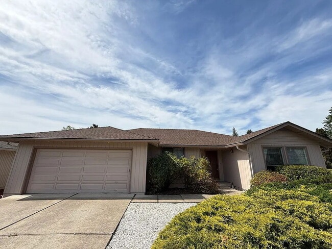 Foto del edificio - 530 Golf View Dr