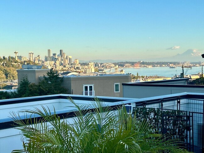 Building Photo - Magnolia newer 2Bed 2Bath Townhouse with Rooftop Deck
