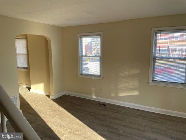Building Photo - 501 Chalcot Square