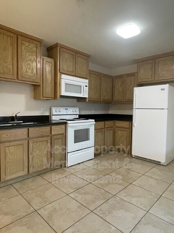 Building Photo - 415 W Pirul St